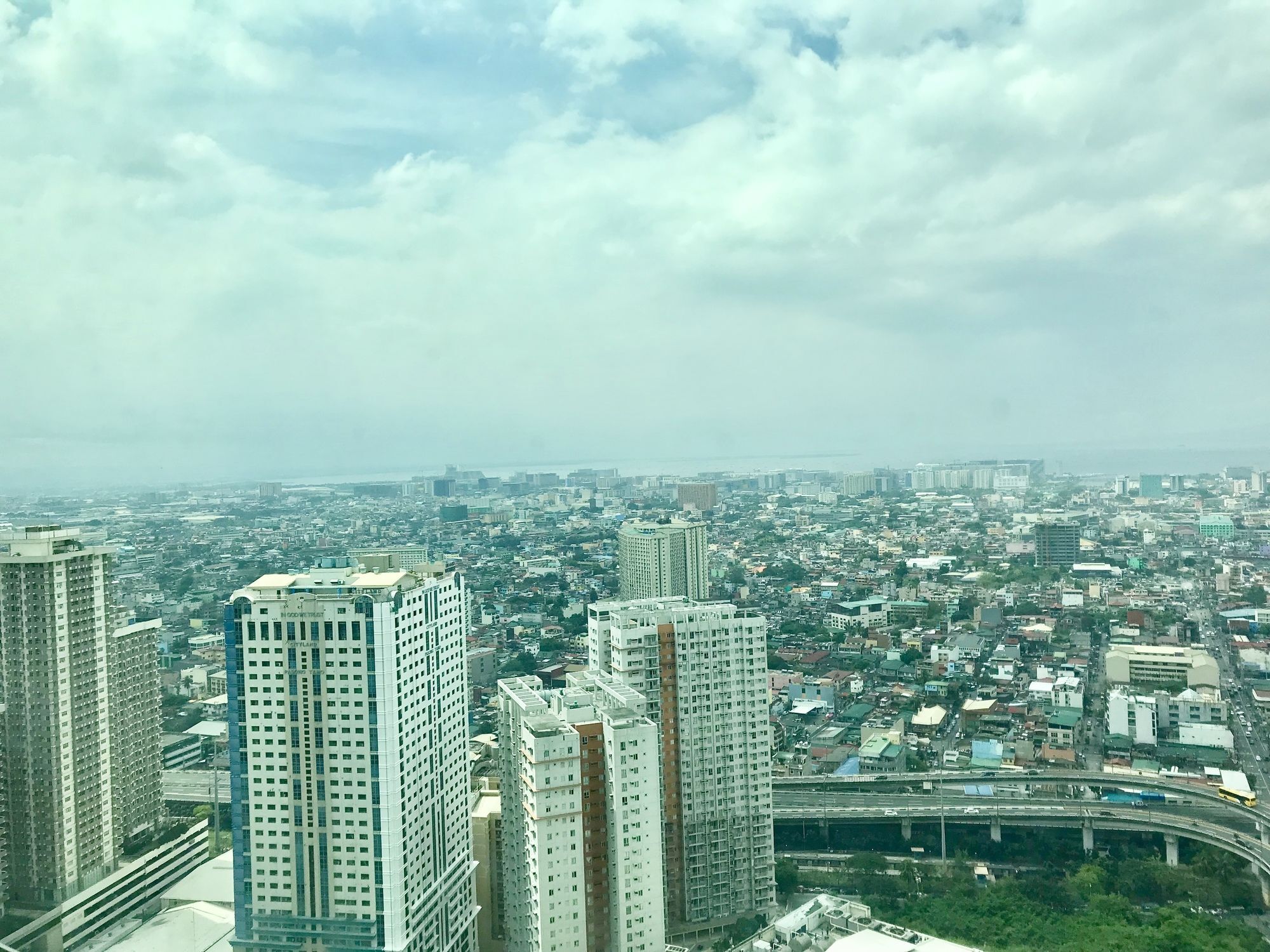 The Beacon Serviced Residences Макати Экстерьер фото